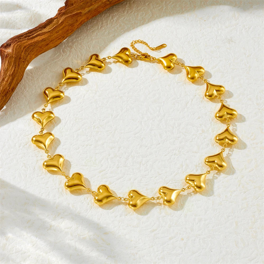 Collar dorado minimalista de corazón