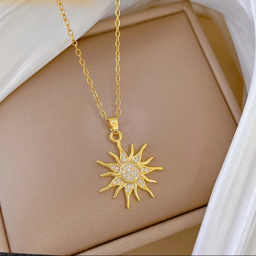 Collar dorado con sol en puntas
