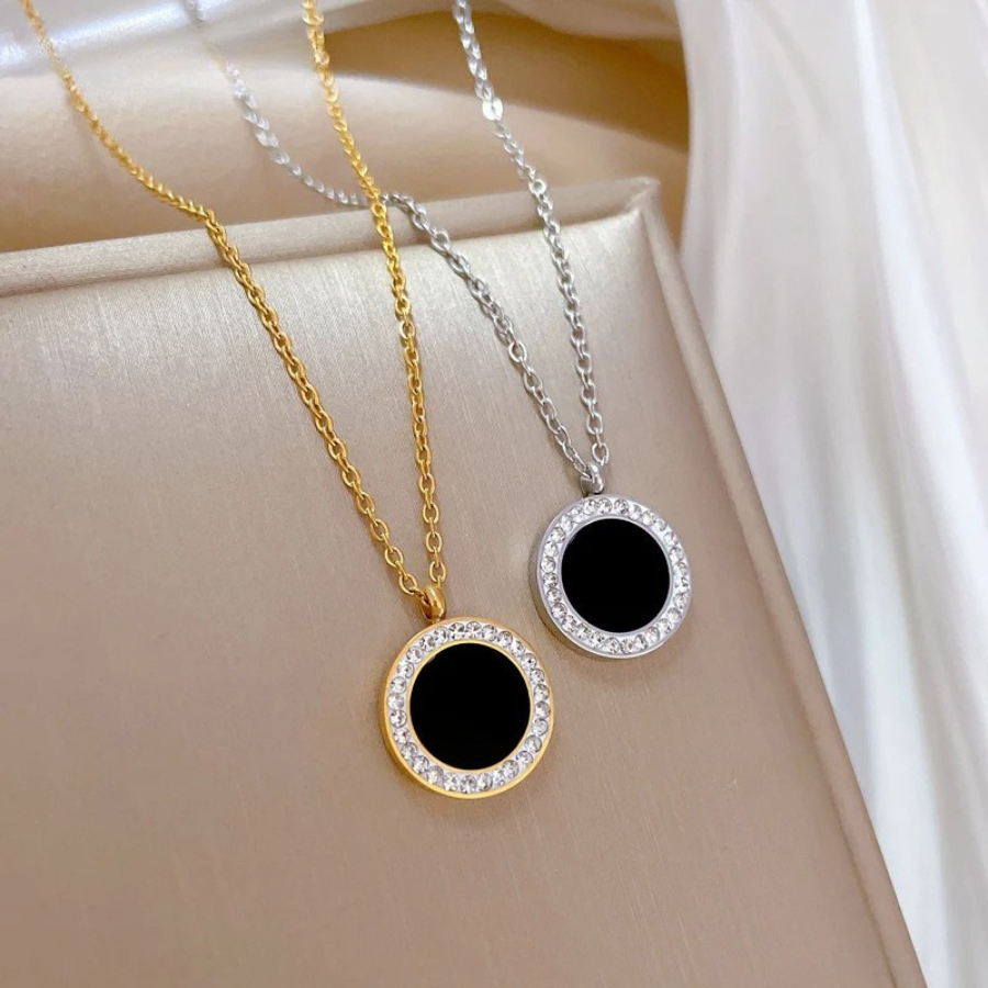 Collar dorado con piedra negra borde blancas