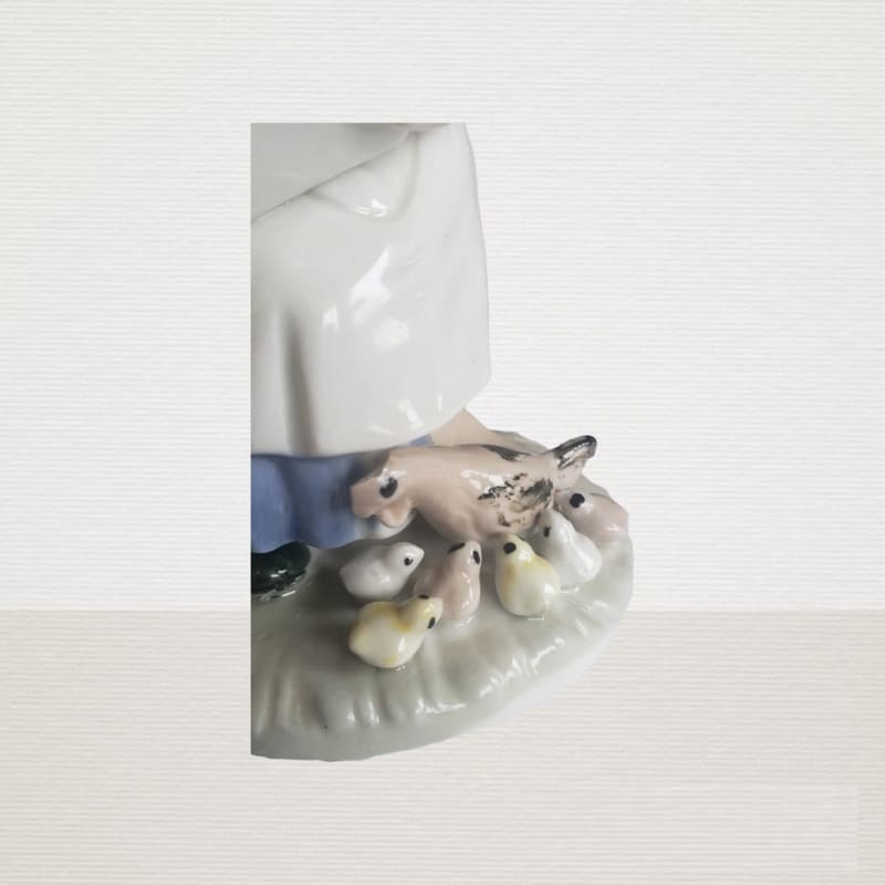 Niña escribiendo acompañada de pollitos (tiene un detalle) - Vintage - Default Title - Perfumisimo