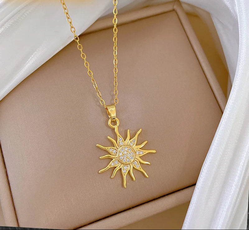 Collar dorado con sol en puntas