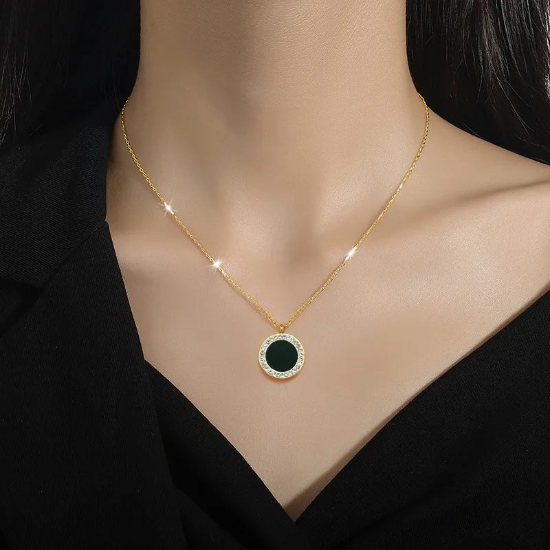 Collar dorado con piedra negra borde blancas