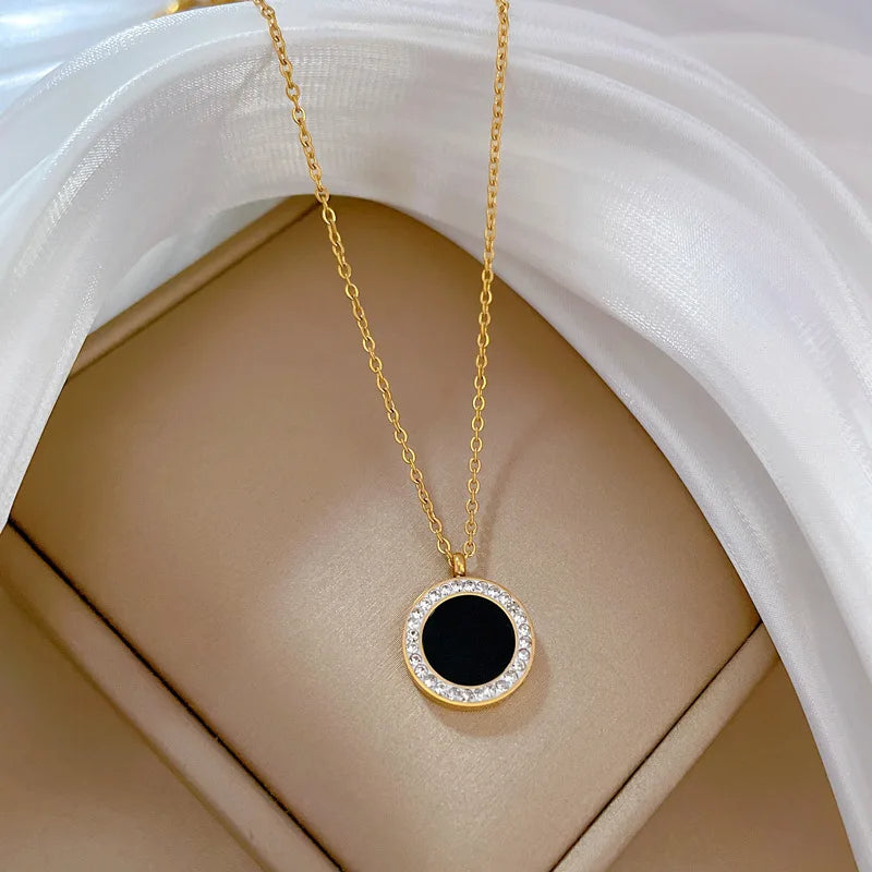 Collar dorado con piedra negra borde blancas