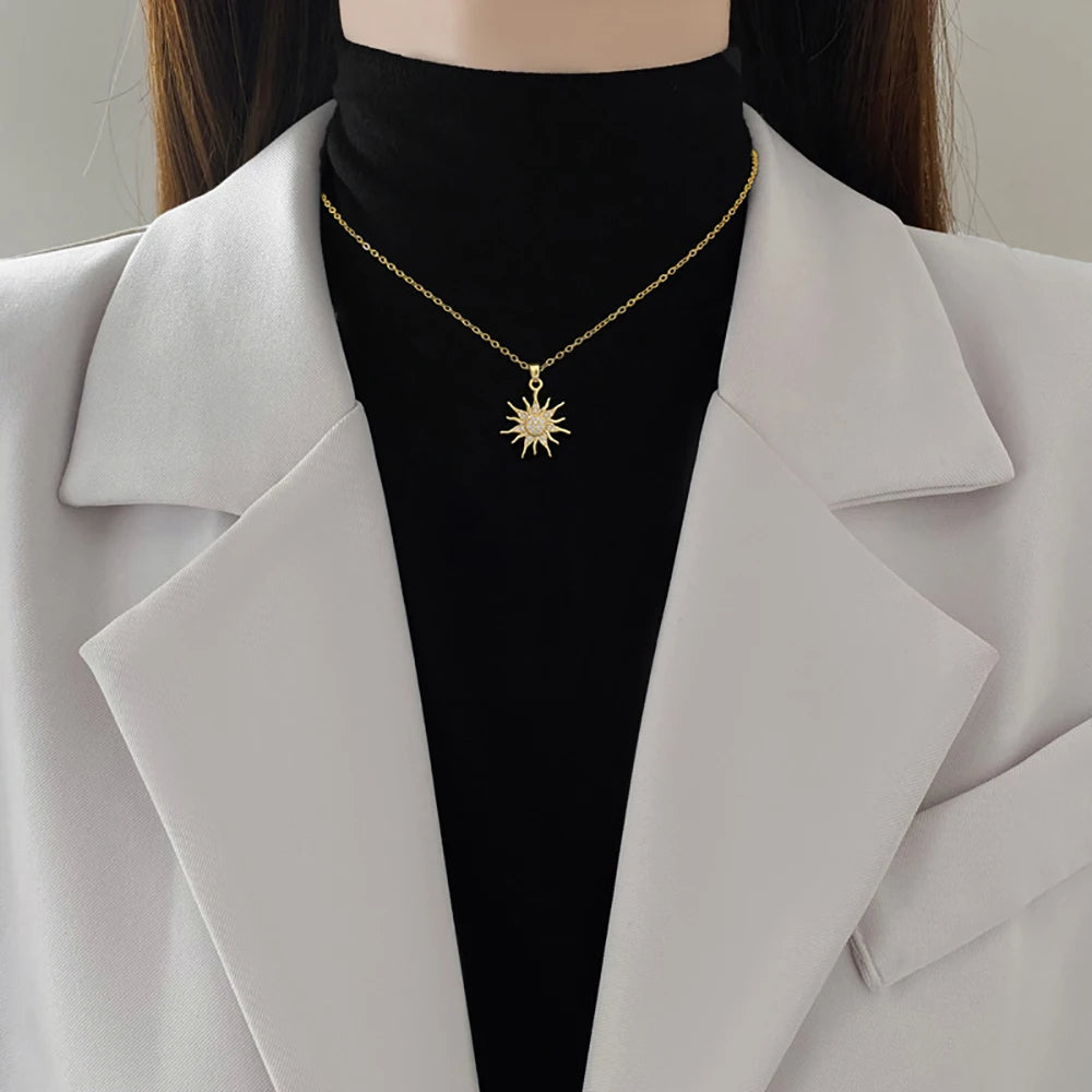 Collar dorado con sol en puntas