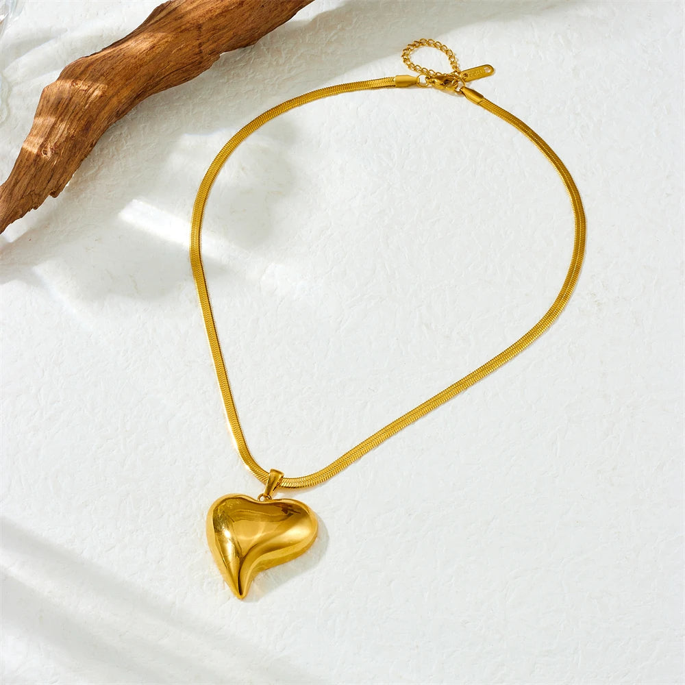 Collar dorado de  corazón