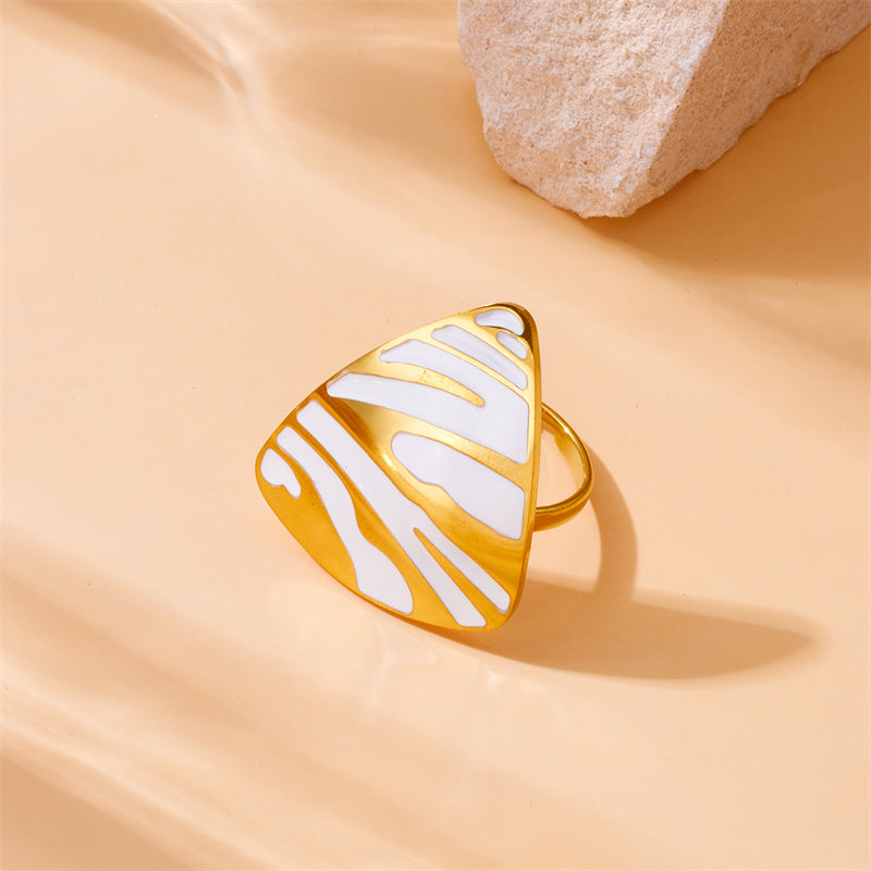 Anillo dorado con rayas blancas