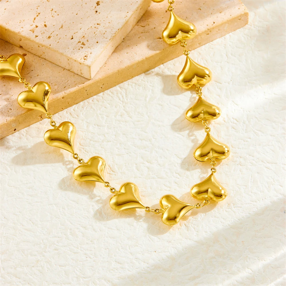 Collar dorado minimalista de corazón