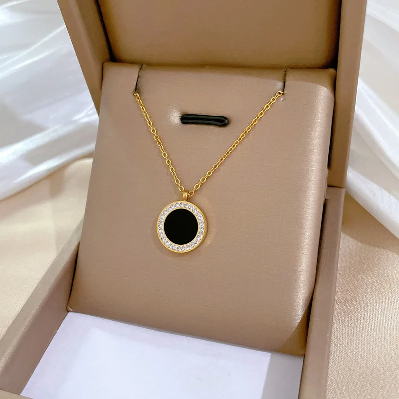 Collar dorado con piedra negra borde blancas