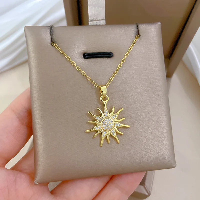 Collar dorado con sol en puntas