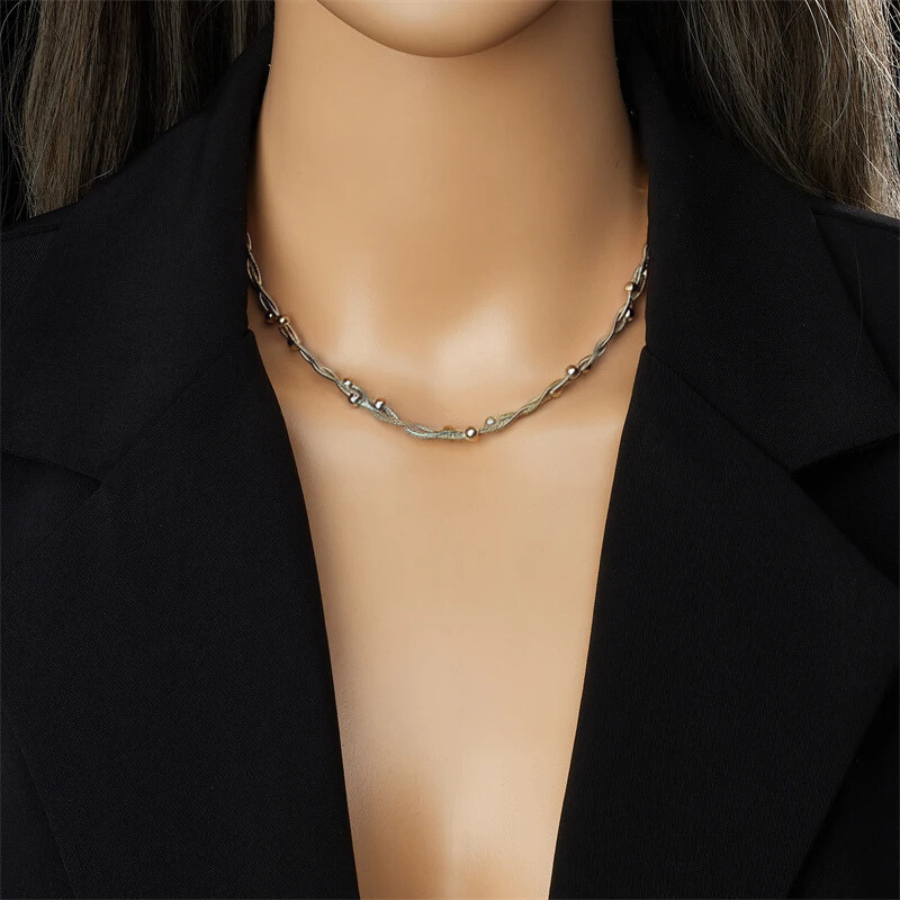 Collar plateado con cuentas tejido de 3 capas